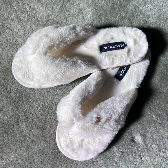 Fuzzy white slippers - Picture 2 of 4